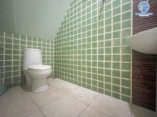 *****ทาวน์เฮ้าส์มือสองย่านนนทบุรี ม.มนวดีพาร์ค วัดลาดปลาดุก เนื้อที่ 16 ตร.ว. ฟังก์ชัน 3 ห้องนอน 2 ห้องน้ำ 1 ที่จอดรถ  บนทำเลเข้าเมืองสะดวก เชื่อมต่อถ.กาญจนาภิเษก, ถ.รัตนาธิเบศร์ ใกล้รถไฟฟ้าสายสีม่วง "สถานีคลองบางไผ่" และทางด่วน "กาญจนาภิเษก" ราคาถูกมาก!